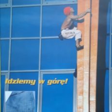 PLAKAT reklamowy firmy ALVIKA przedstawiający Roberta Kaszlikowskiego w trakcie wejścia (solo, bez asekuracji) na budynek Hotelu Marriot w Warszawie w