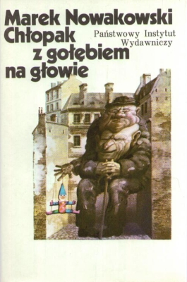 Chłopak z gołębiem na głowie