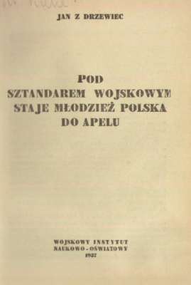Pod sztandarem wojskowym staje młodzież polska do apelu