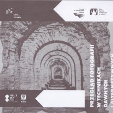 PRZEGLĄD fotografii w technikach dawnych i alternatywnych. Katalog Wystawy 28.04 – 16.06.2023. Foto Peryferie Festiwal. Fundacja im. Kieleckiej Szkoły Krajobrazu, Biuro Wystaw Artystycznych w Kielcach.