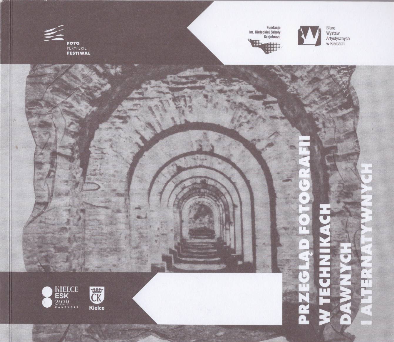 PRZEGLĄD fotografii w technikach dawnych i alternatywnych. Katalog Wystawy 28.04 – 16.06.2023. Foto Peryferie Festiwal. Fundacja im. Kieleckiej Szkoły Krajobrazu, Biuro Wystaw Artystycznych w Kielcach.
