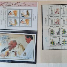 PAPIEŻ JAN PAWEŁ II – zestaw około 600 znaczków, całostek, bloczków okolicznościowych, kopert, kart pocztowych i in. walorów dokumentujących postać i działalność (pielgrzymki zagraniczne, inne wydarzenia) z lat 1979-1984.