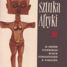 SZTUKA Afryki ze zbiorów Państwowego Muzeum Etnograficznego w Warszawie. 9 wielobarwnych widokówek w oryginalnej, kartonowej tece.